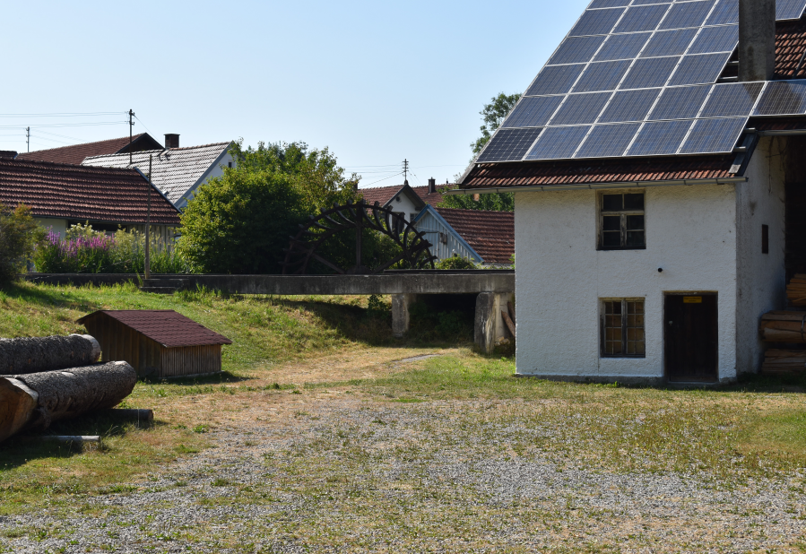 Alte Säge mit Wasserrad